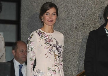 Un vestido inspirado en la porcelana y otras prendas orientales que la reina Letizia pudo salvar durante su viaje de estado a China